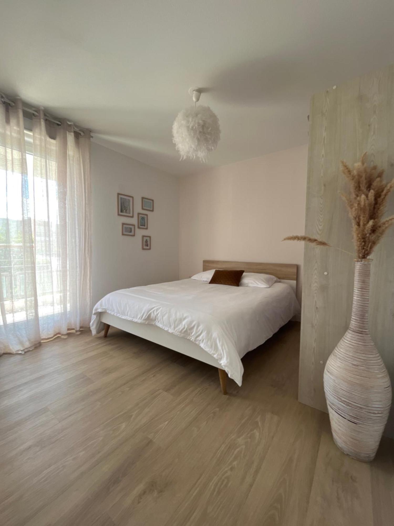 Appartement 2 Chambres Dans Residence Avec Piscine Et Parking La Ciotat Esterno foto