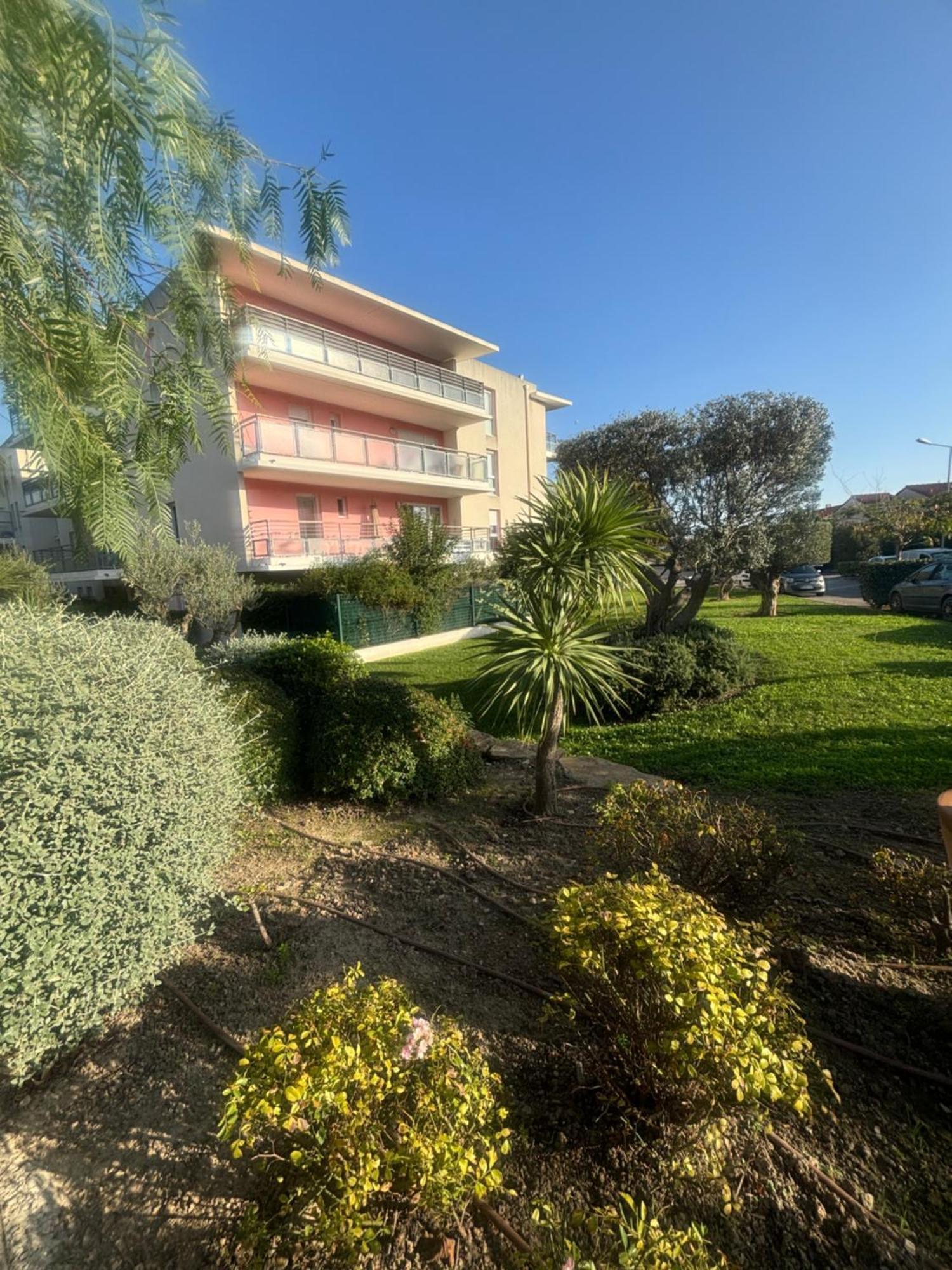 Appartement 2 Chambres Dans Residence Avec Piscine Et Parking La Ciotat Esterno foto